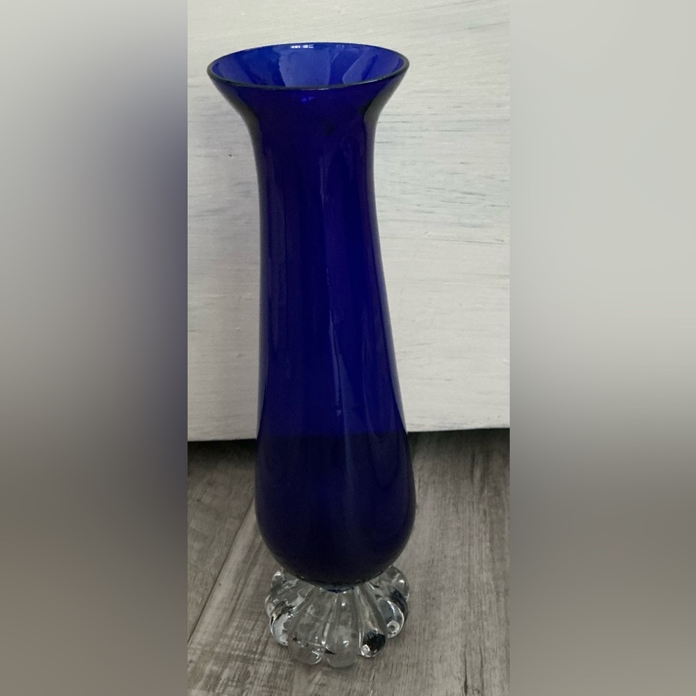 Vintage cobalt blue art glass bud vase featuring a hand-blown trumpet design